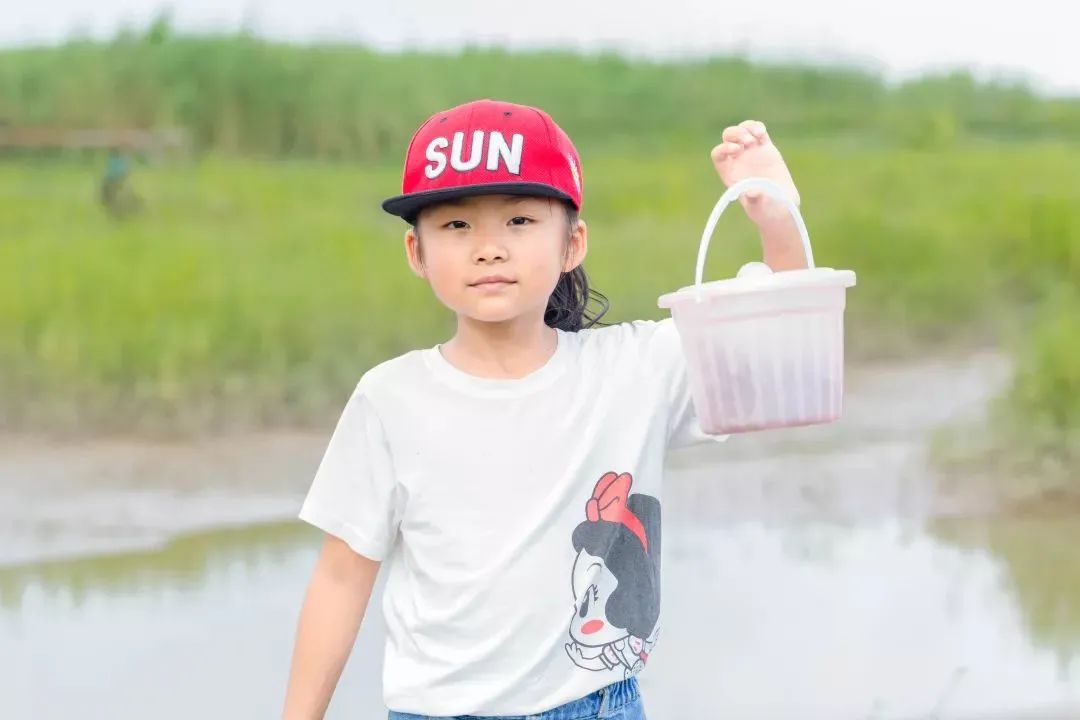 【全家欢乐游 踏青好去处】承包一座岛,吃住玩全含~399元抢超值2大1小亲子套餐!双山岛涵田高尔夫度假村双床房+自助早餐+家庭美食套餐1份(晚餐/自助晚餐)+高尔夫体验+自行车骑行...可以乘坐快艇,从繁华的城市开往纯净的江上慢岛~快和家人一起去赴一场自由惬意的约会!
