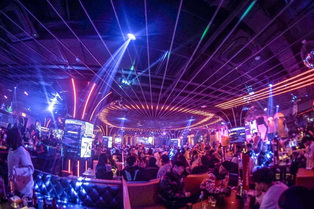 九街新店开业!【辰色酒馆】全国连锁辰色酒馆终于落户重庆啦!29.9元起购超值酒水套餐!专属年轻人的酒馆~重庆娃儿的微醺夜生活!辰色斗酒暗恋、爱之醉、百威....