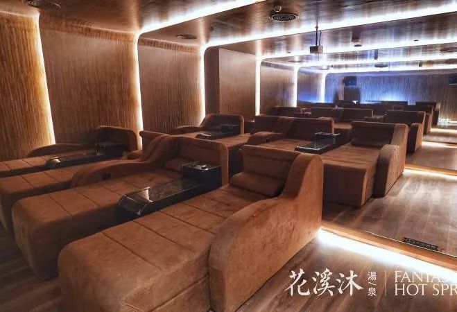 【花溪沐汤泉|日坛北路|免预约】可以免费穿汉服的温泉~躺在床上抬头便是海底世界奇观!仅98元=1大本1小抢门市价158元「花溪沐汤泉门票」=洗浴+汗蒸+特色窑洞+温泉泡汤等~周末节假日不加价!