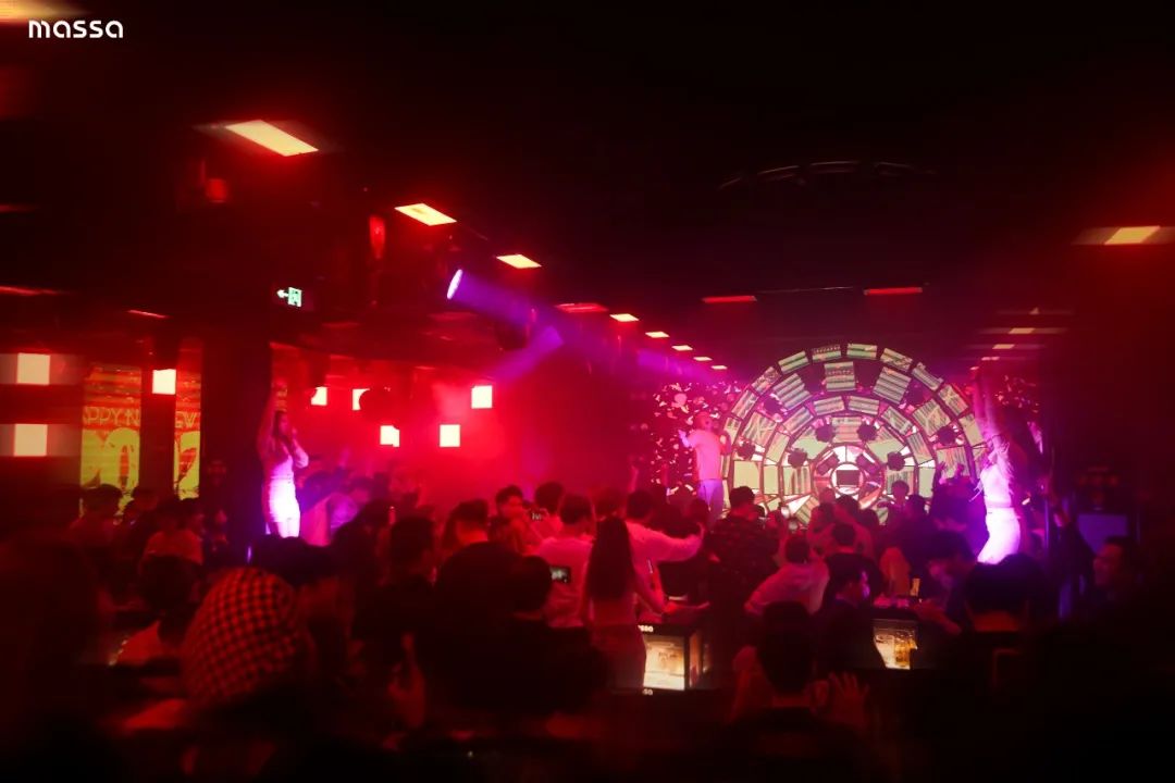 周末节假日通用!【Clubmassa·南京1912街区】诺亚方舟娱乐公司旗下潮炫酒吧!29.9元购门市价900元啤酒套餐。雪花啤酒10瓶+中份果盘...