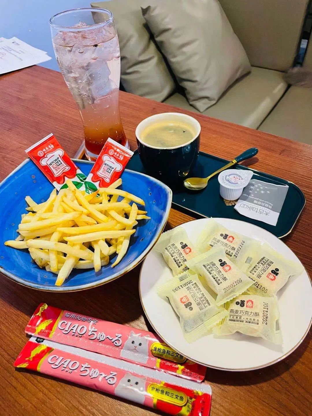 【净月区大学城·橘子猫咖】39.9/59.9元抢门市价210/260元套餐=饮【饮品2杯/薯条1份或精品烤肠2根/猫条2份+门票2鞋套2】 【宠物洗护/耳部护理/剃底毛/清洁肛门腺...】吃喝撸猫,可以泡上一整天!来开启你们的幸福撸猫时刻吧