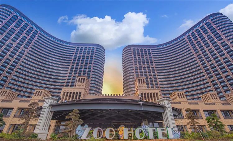 【元旦春节皆可预约】499元起打卡【龙之梦动物世界大酒店】!双旦特惠来袭!动物主题房1晚+双人自助早餐+双人动物世界步行区门票(含免费车行区小火车)+双人图影湿地门票,免费观赏35000平太湖水舞秀!