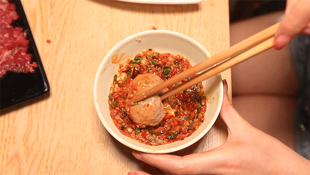 免预约,春节可用【万达广场&牪犇·潮汕鲜牛肉火锅】薅羊毛~仅68元/118元享超值套餐:牛骨锅底+吊龙+牛百叶+贡丸+蟹肉棒+特色本地鸡+牛杂拼盘+牛肉丸……还有超多可口素菜,等你来袭 ~