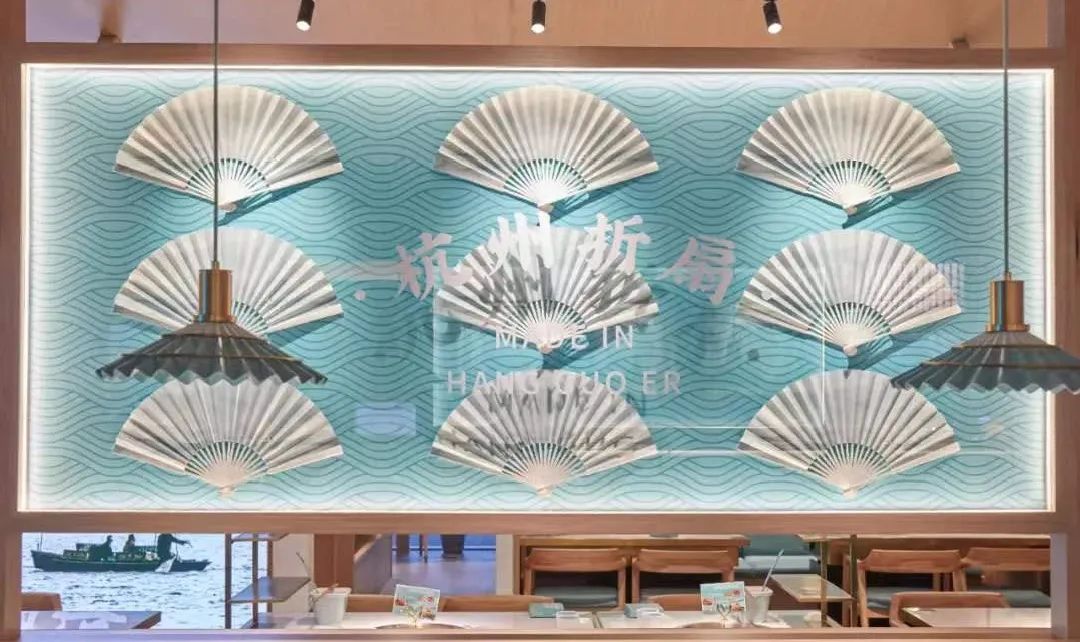 环境图5.jpg 【新店开业·拱墅万达·同人广场双店同庆·杭锅儿筒骨砂锅】隐逸西湖好味道!快来打卡浙江地区本土人气火锅!现仅139元可享杭锅儿超值筒骨砂锅3~4人餐,筒骨砂锅(中锅),谷饲滑牛肉,招牌虾滑,皇冠黑猪梅花肉,厚脸皮,老油条,生菜,白萝卜,金桔柠檬百香果!丰富菜品,开启你的冬日火锅盛宴!