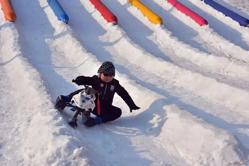 【无需预约~天津人家门口的滑雪场】仅99元抢门市价120元的【冰雪节套餐】天津海昌极地海洋公园滑雪场场内8大滑雪项目通玩(极地动物大合集、七彩雪道、疯狂飞碟、超级碗、阿里巴巴大探宝、迷你摩托、雪地飞车、平衡车)等~【天津海昌极地冰雪节 ,承包剩余冬天里的欢乐与惊喜 ,生活中感受不到的欢声笑语 ,极地冰雪节给你!】周末节假日通用不加价