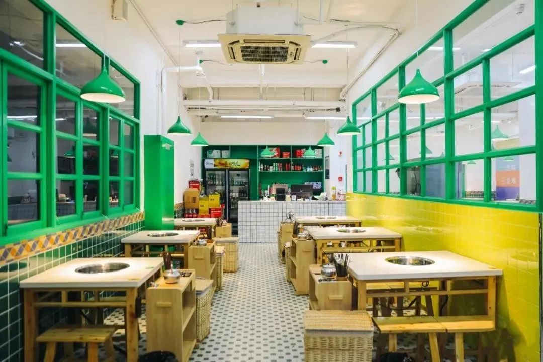 【三店通用|无需预约·平安夜元旦通用·2020年终温暖·全商场店丨颜路边摊火锅】【品牌大众点评2020杭州必吃榜】99元抢门市价303元3人豪华套餐!✔特级肥牛✔双椒牛肉✔活杀牛蛙✔养生乌鸡卷✔鲜虾滑✔龙虾球✔脆骨波波肠✔蟹肉棒......占据杭城多个榜单,时下网红店铺!