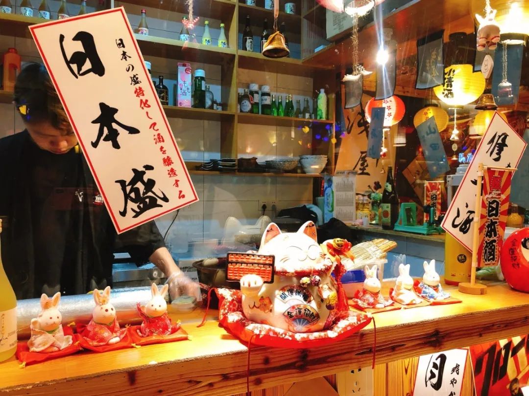 无需预约 浅草屋日料 杭行荟店 日料圈排队神话 99元抢门市价246元的浅草屋日料套餐 三文鱼刺身 海鲜玉子烧 芒果鳗鱼加州卷 玉子叉烧拉面 五花肉串 蟹肉手握 舌尖上的和风美味 带你踏上寻味日本之旅