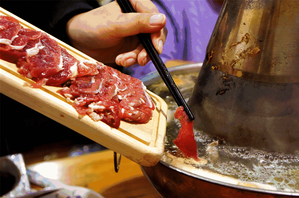 回头率爆表的老北京铜锅涮肉!158元抢【刘府涮肉】3-4人餐!涮羊肉+撸串一站式夜宵新地标~手工鲜切热气羊肉+肥牛卷+午餐肉…